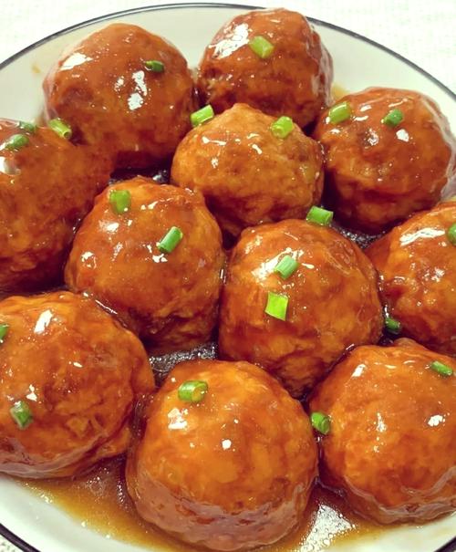 “红烧狮子头,白菜豆腐汤”打一准确动物生肖