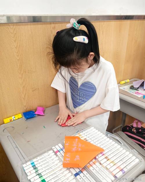 包含小学生最火三个纸飞机镀金工人的词条